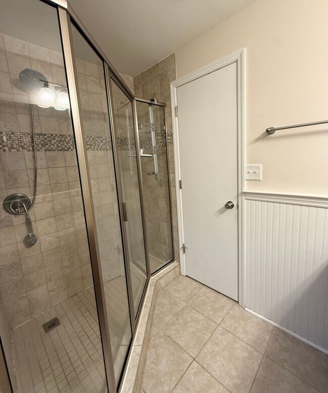 Building Photo - Spacious Updated Ranch in West Oak Forest