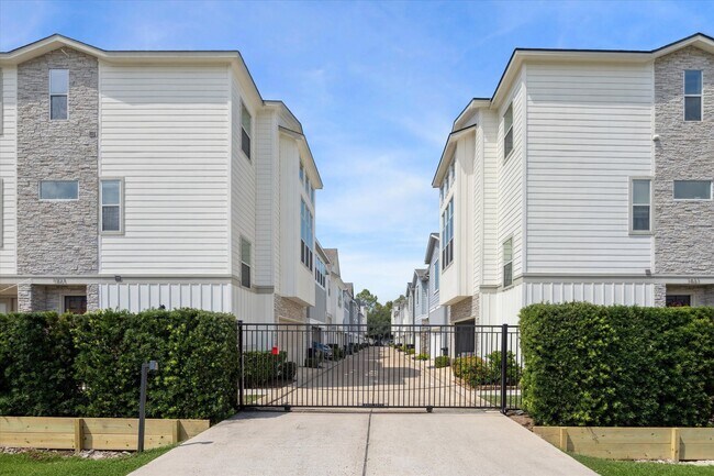 Building Photo - 1815 Crestdale Dr