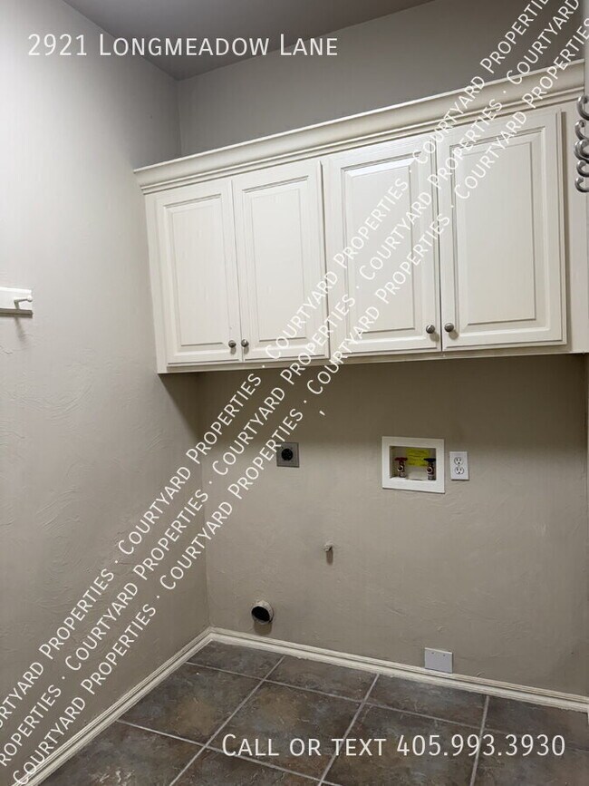Building Photo - 2921 Longmeadow Ln