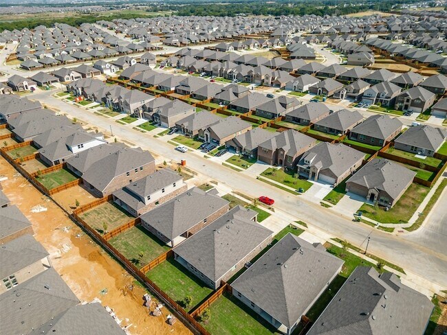 Building Photo - 10505 Breezeway Dr