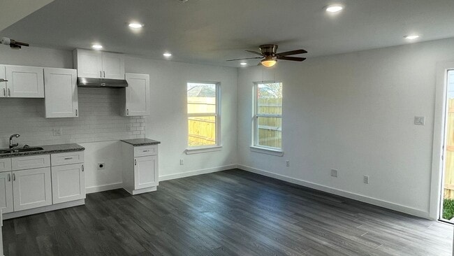 Building Photo - Beautiful house, perfect for families!!