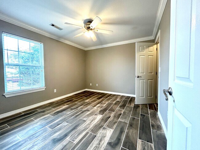 Building Photo - Spacious 3 bed 2 bath Single Family with a Large Fenced Backyard!