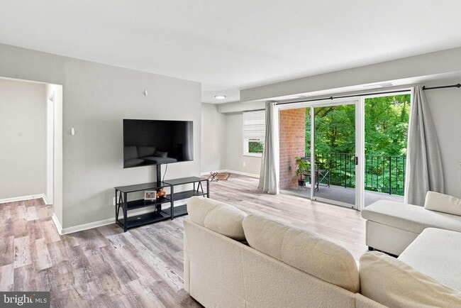 Building Photo - 3814 Lyndhurst Dr