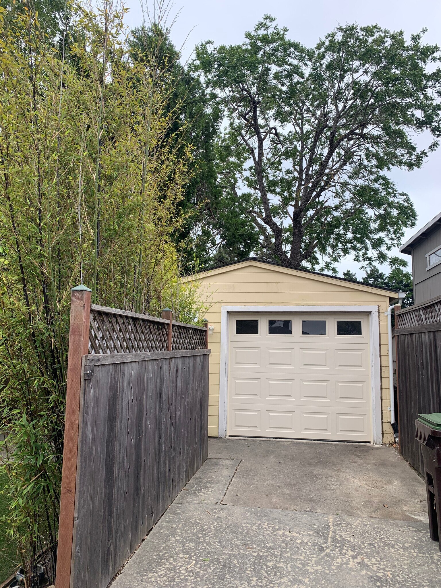 Building Photo - 415 Laurent St