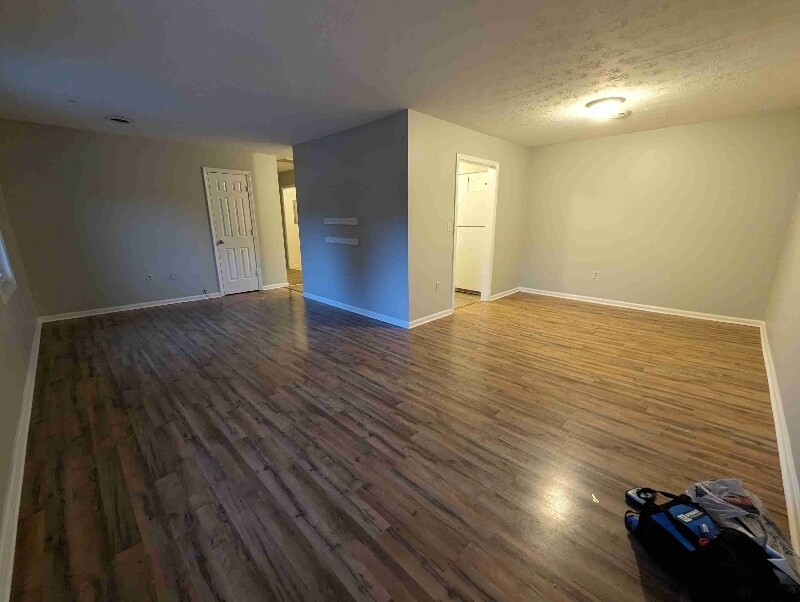 Building Photo - 305 Molloy Ct