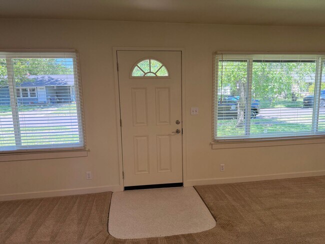 Building Photo - Updated 2 bedroom 1 bathroom house in Eugene!