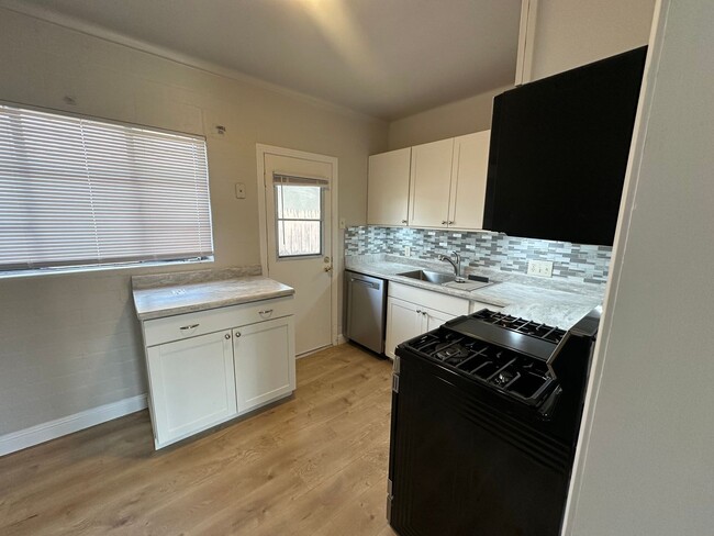 Building Photo - Charming 1-Bedroom Apartment in Short Acre...