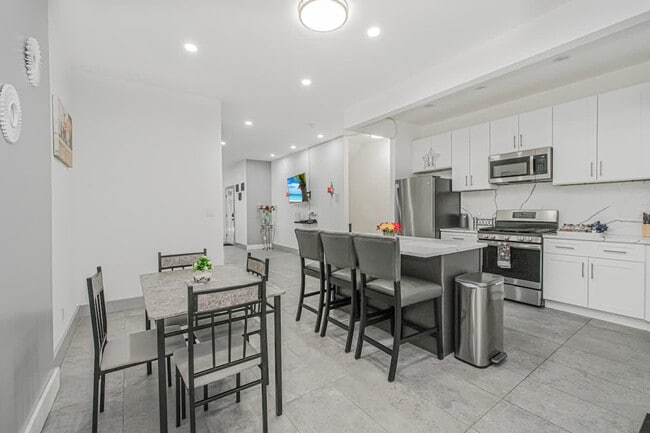 Building Photo - 479 Putnam Ave