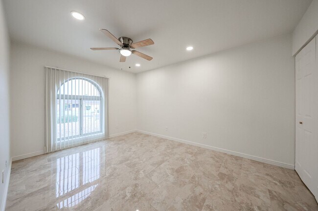 Building Photo - 2851 E Acoma Dr