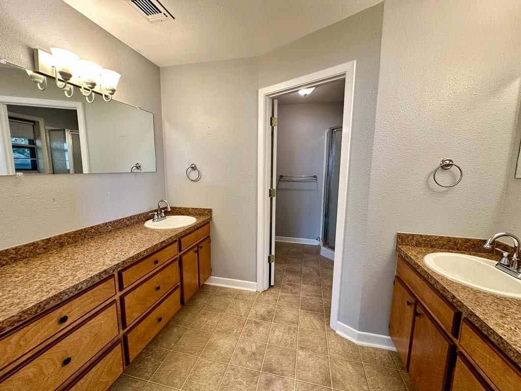 Building Photo - 3710 Hillside Dr