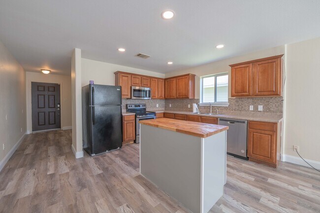 Building Photo - 529 W Metcalfe St