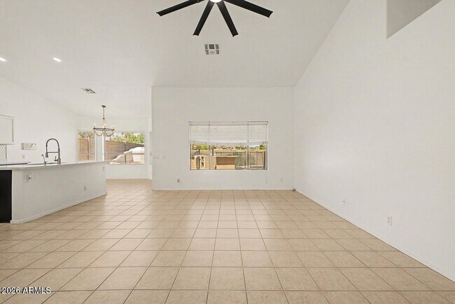 Building Photo - 1320 E Cottonwood Ln