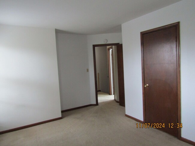 Building Photo - 2 BED / 1.5 BATH CONDO