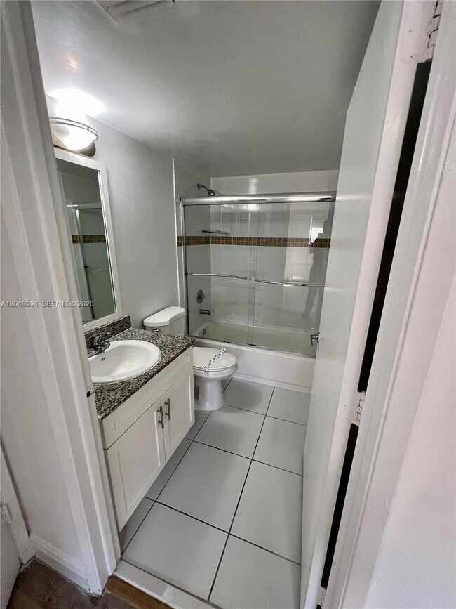 Building Photo - 9561 Fontainebleau Blvd