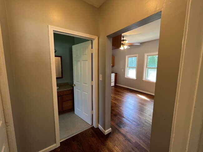 Building Photo - 2 bedroom 1 bathroom gem in Harrison Towns...