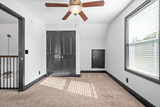 Building Photo - Pet Friendly Three Bedroom with Bonus in R...