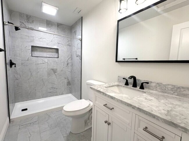 Building Photo - Stunning Beachside Townhome in Port Orange!