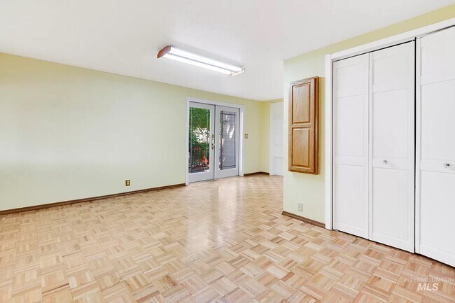Building Photo - 408 E Greenhurst Rd