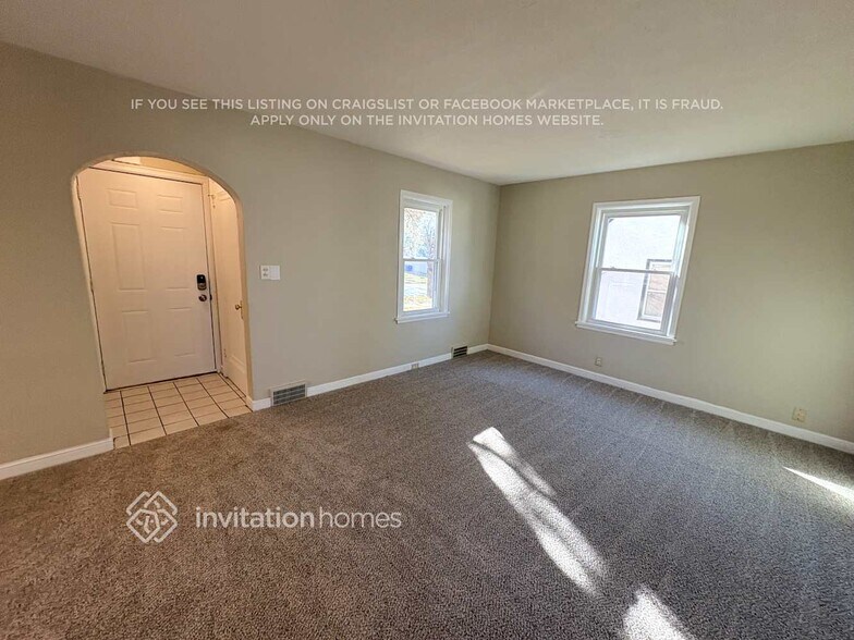 Building Photo - 1923 Arlington Ave E