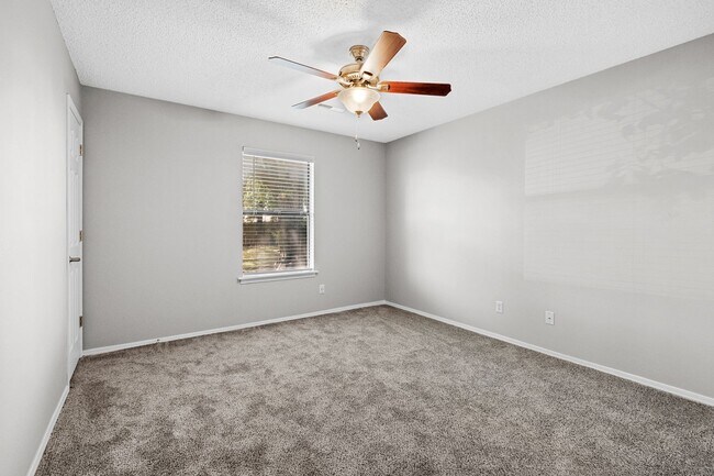Building Photo - Cozy 2 Bedroom Duplex with Fireplace & Spacious Backyard!
