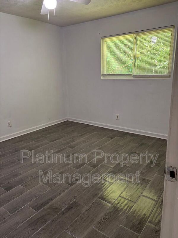 Building Photo - 543 Springwood Dr