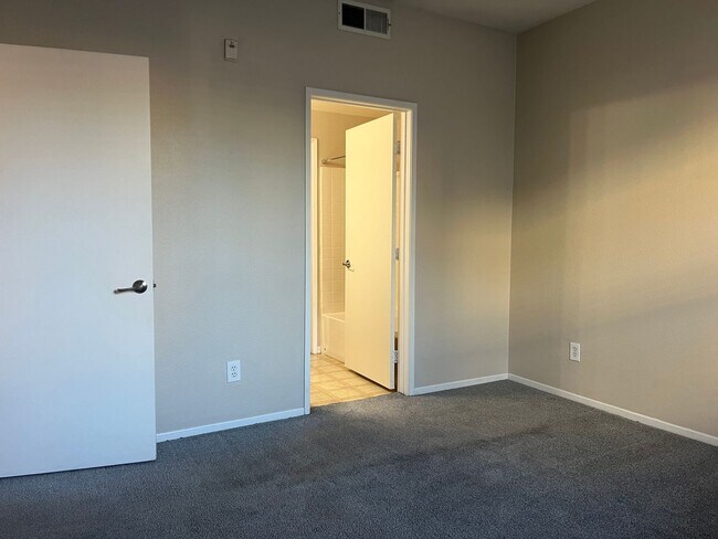 Building Photo - Great 2-bedroom 2 bath condo with A/C, 1 car garage and additional