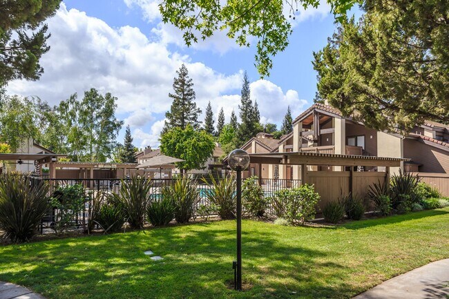 Building Photo - Updated 2-bedroom condo in gated community!