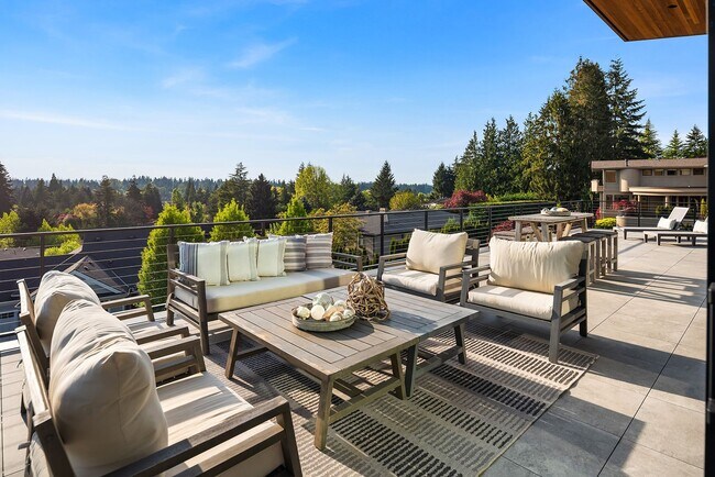 Building Photo - 7Bd/6Ba Bellevue Home