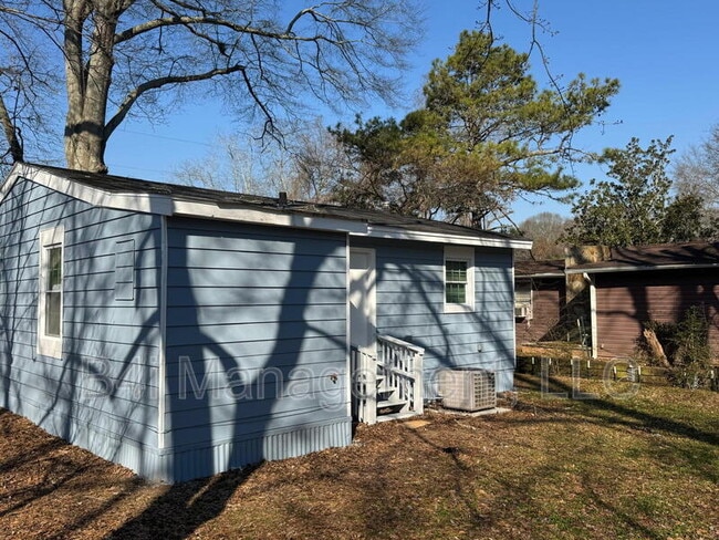 Building Photo - 27 Domineck St