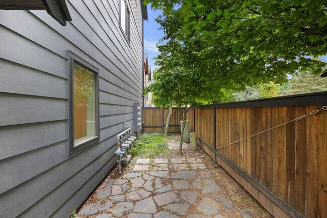 Building Photo - West Seattle - Large Bright 2 Bedroom 1.75 bath Delridge Townhouse