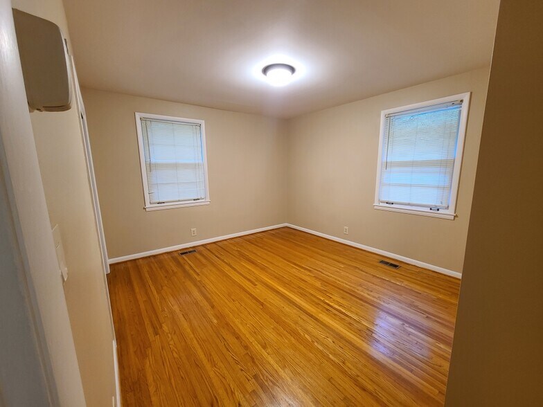 Building Photo - 927 Downey Dr