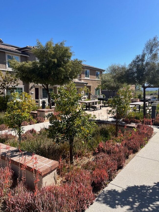 Building Photo - Murrieta Townhome, Downstairs ADA Bed/Bath