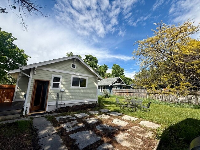 Building Photo - Stunning 3 Bed / 2 Bath Home on 10th Street!