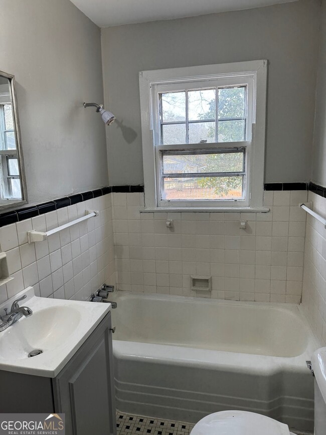 Building Photo - 202 1/2 Pleasant St