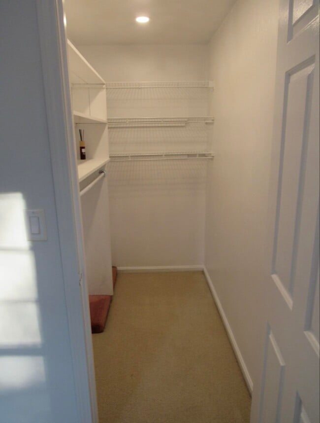 Building Photo - 2 Arabian Ct