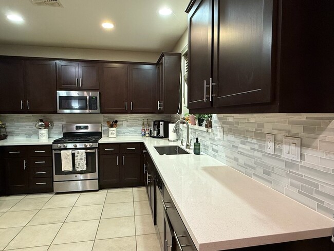 Building Photo - 4 Bedroom, 3 Bathroom