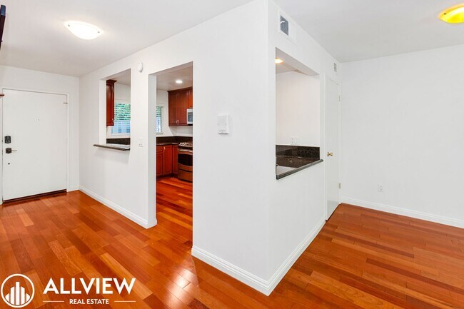 Building Photo - Beautifully Upgraded 2-Bed, 3-Bath Townhou...
