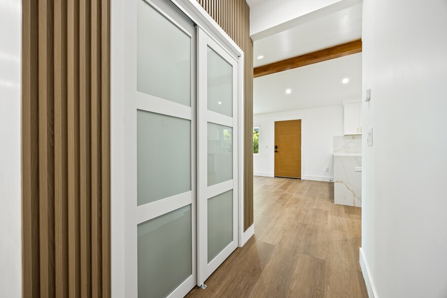 Building Photo - 212 W 64th St