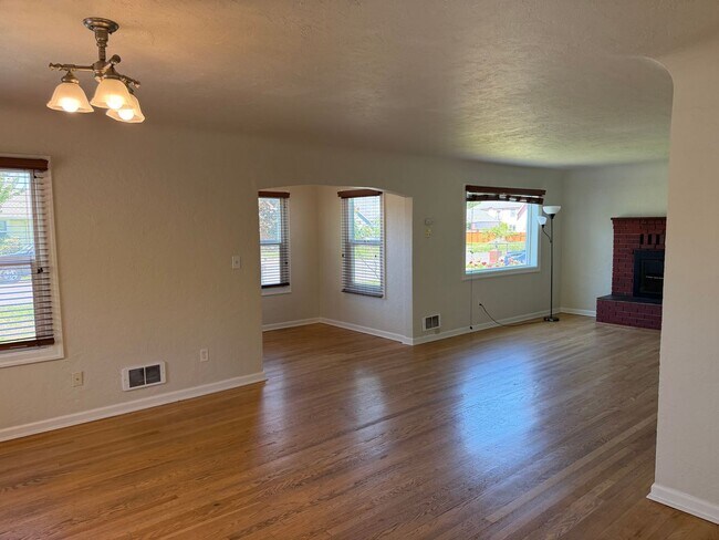 Building Photo - Large updated 2 bedroom 1 bathroom house in Springfield!