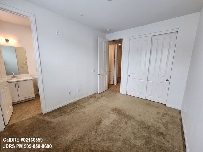 Building Photo - Azusa 2 bedroom Townhome