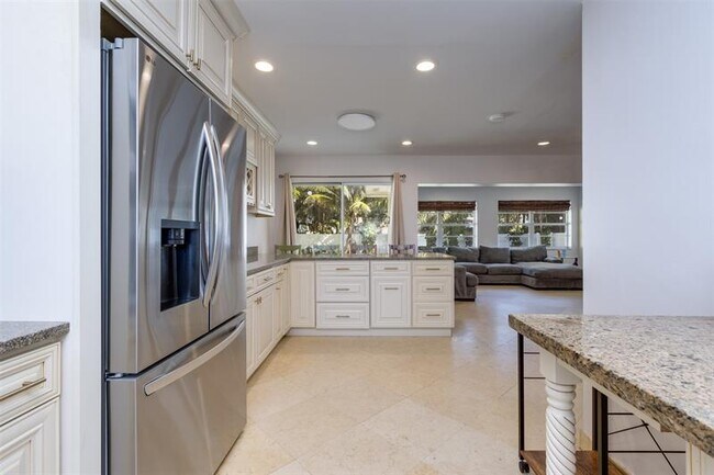 Building Photo - 936 NE 26th Ave