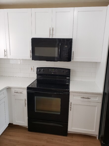 Building Photo - 26560 Southern Pines Dr