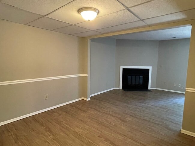 Building Photo - SW - Updated Townhome.  New Flooring, Just...