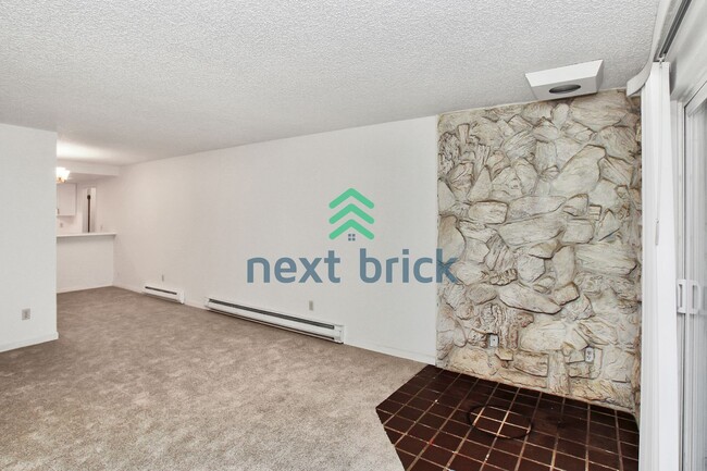 Building Photo - 2 Bed and 1 Bath Bellevue Condo is Availab...