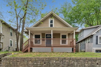 Building Photo - Charming 2-Bedroom Home!