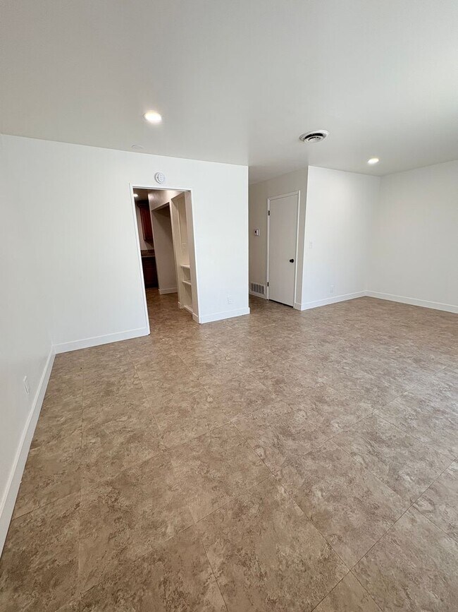 Building Photo - Beautiful 3 Bedroom Condo