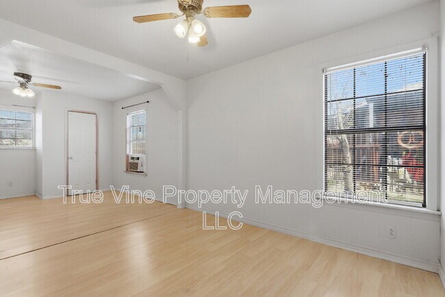 Building Photo - 3827 Devon Ave