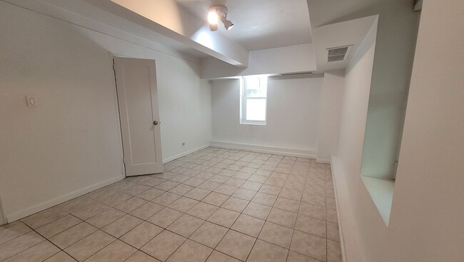 Building Photo - 275 Maple Ave