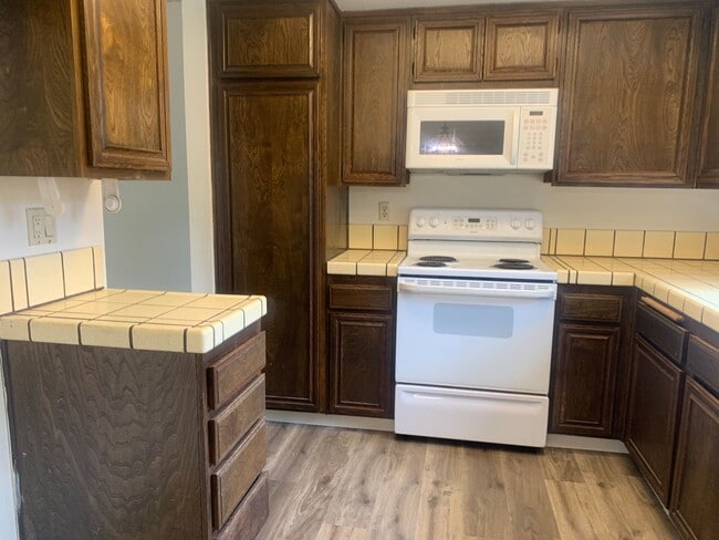 Building Photo - Large one story 4 bedroom home in Orangevale