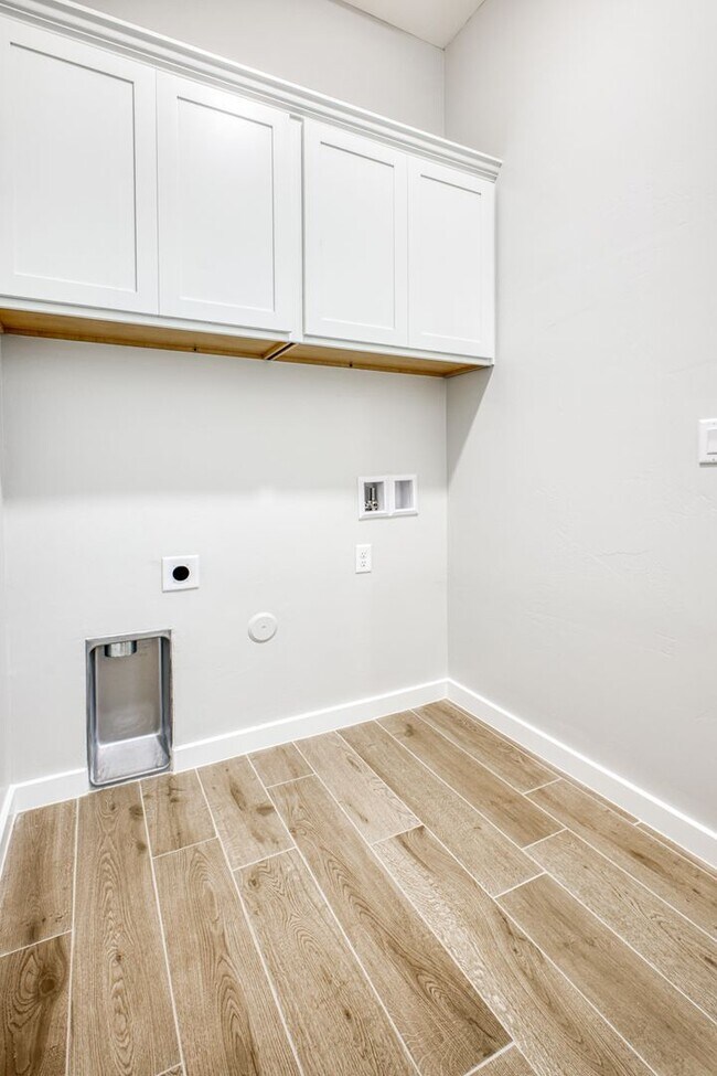 Building Photo - Beautiful East side House 4 bed-2.5 baths, part of The  Club that includes Swimming Pool, Gym, Te...